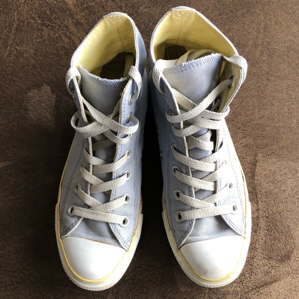 CONVERSE -6.5- Lovely Lavender Blue Hightop, with yellow lining